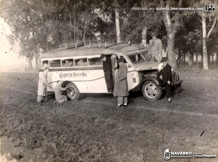 Chevrolet - Gnecco - Exp. Ferzzola
Exp. Ferzzola (Pdo. Navarro), interno 3

Fotografía: ¿familia Ferzzola?
Extraído de: Museo Virtual Fotográfico, Municipalidad de Navarro
