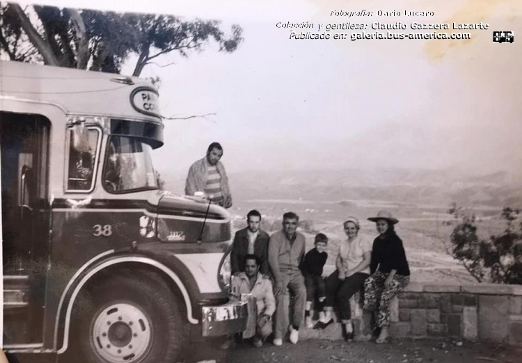 Mercedes-Benz LO 1112 - Las Delicias
[url=https://bus-america.com/galeria/displayimage.php?pid=49641]https://bus-america.com/galeria/displayimage.php?pid=49641[/url]

Línea 10 (Rosario), interno 38

Otra carrocería nueva...
de hace cinco décadas. Infelizmente no sabemos el nómbre

Fotografía: Dario Lucero
Colección: Marcelo Carossi
Extraído y gentileza de: Buses Rosarinos, en facebook
