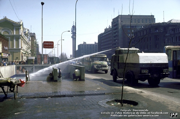 Mercedes Benz LO 1114 - El Detalle (en Chile) - P. de Valdivia Baquedano
Línea 3 (Santiago)

Fotógrafo: desconocido
Gentileza: ASF de Fotos Históricas de Chile

"Represión en Estación Universidad de Chile del Metro de Santiago, septiembre de 1985."
