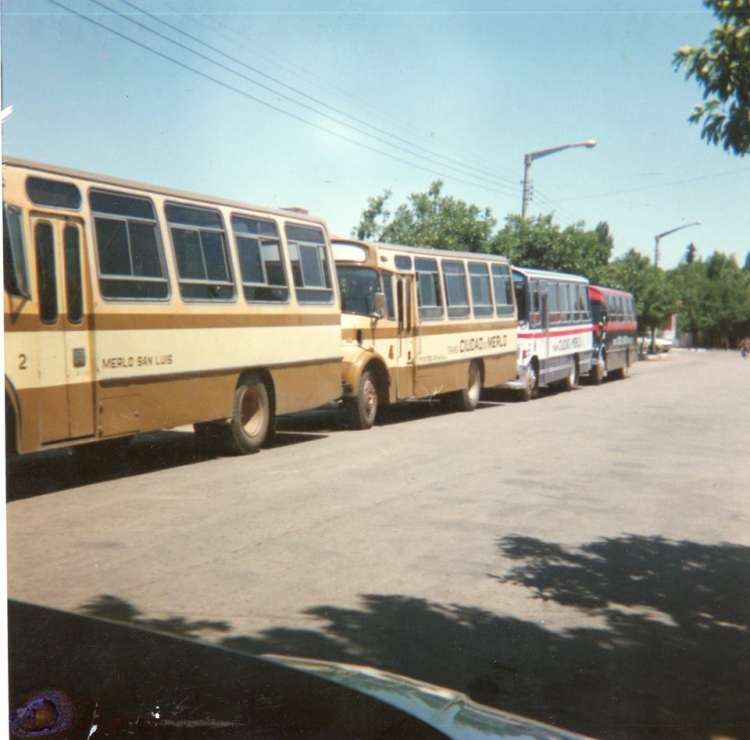 Mercedes-Benz LO 1114 - Suyai S.MB.LO1114/483-001 - Ciudad de Merlo
Fotografía y gentileza: Vitito gangitano
Extraído de: https://www.facebook.com/photo.
php?fbid=458656304151801&set=pb.
100000223051190.-2207520000.
1409181273.&type=1&theater
