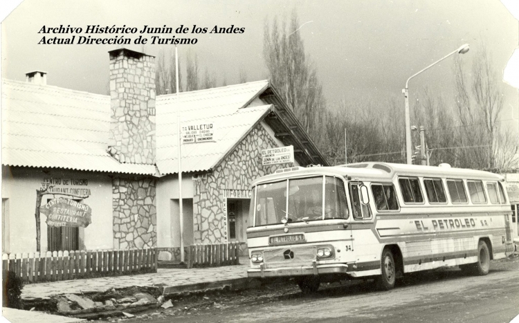 Mercedes-Benz O-140 - D.I.C. - El Petroleo
Fotografía de: ¿familia Jofre?
Publicada en: Archivo Histórico de Junín de los Andes, en facebook
Extraída de: https://www.facebook.com/
photo.phpfbid=1401295403462470&set=pb.
100007460711542.-2207520000.1411077570.&type
=1&theater
