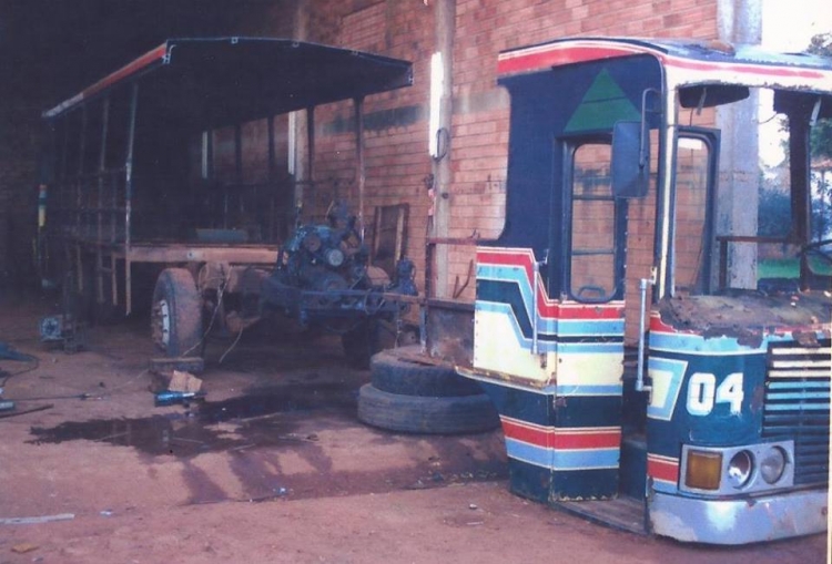 Mercedes-Benz OF 1318 - El Halcón reforma y adapatado por El Tonny - La Valenzolana
AAU 817
[url=https://galeria.bus-america.com/displayimage.php?pid=32379]https://galeria.bus-america.com/displayimage.php?pid=32379[/url]
[url=https://galeria.bus-america.com/displayimage.php?pid=32381]https://galeria.bus-america.com/displayimage.php?pid=32381[/url]
[url=https://galeria.bus-america.com/displayimage.php?pid=32382]https://galeria.bus-america.com/displayimage.php?pid=32382[/url]
[url=https://galeria.bus-america.com/displayimage.php?pid=32383]https://galeria.bus-america.com/displayimage.php?pid=32383[/url]
[url=https://galeria.bus-america.com/displayimage.php?pid=32417]https://galeria.bus-america.com/displayimage.php?pid=32417[/url]

Línea 238 (Asunción), interno 04

Fotografía: Carrocerías El Tony
Gentileza: Blas Jesús Santa Cruz
Publicado en: https://www.facebook.com/photo.
php?fbid=1423979397848019&set=a.
1391059251140034.1073741829.
100007079162526&type=3&theater
