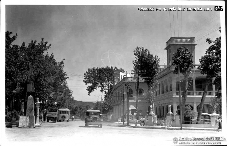 Transportes Argentinos
Fotografo: ¿?
Archivo General de la Nación, Ministerio del Interior y Transporte

Datos y aporte: Villa Carlos Paz en las noticias
"Centro de Carlos Paz a principios de los años ´30. En la esquina de la calle Sarmiento y el camino nacional (hoy 9 de Julio y San Martín) se levanta imponente el Hotel Yolanda. A la izquierda se observa el monolito inaugurado el 3 de enero de 1915 que marca el inicio del camino a Las Cumbres (actualmente emplazado en San Martín e Yrigoyen, esperando su traslado al sitio original)"

Desde el Hotel Yolanda partía Transportes Argentinos S.A. , con ese dato me oriento a esta empresa

