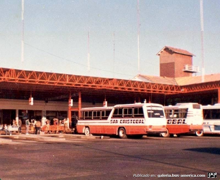 Mercedes-Benz LO 1114 (Frontalizado) - Unicar - San Cristóbal
Imagen de la vieja terminal santiagueña
A un lado del coche protagonista, otro de la misma empresa, posiblemente De.Ca.Ro.Li. y más oculto uno de la recordada Cacorba

Fotografía extraída del facebook "Ámbito Santiagueño"
