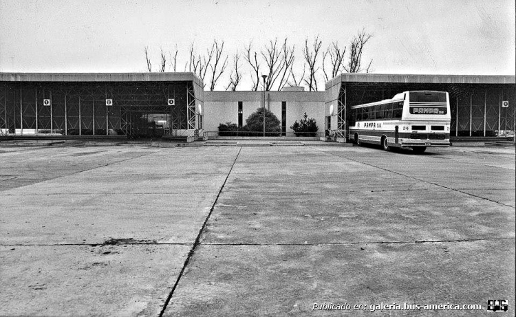 Mercedes-Benz O-170 - Cametal - Pampa 
Interno 24
Terminal de ómnibus de Benito Juárez

Fotografía: "Archivo Fotográfico Benito Juárez"
