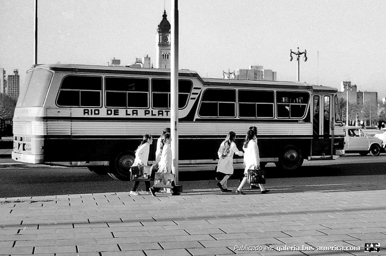 Mercedes-Benz O-140 - D.I.C. - Río De La Plata
Fotografía: Autor desconocido
Publicada en el facebook "Ciudad de La Plata (Argentina) - Yo soy Platense"
