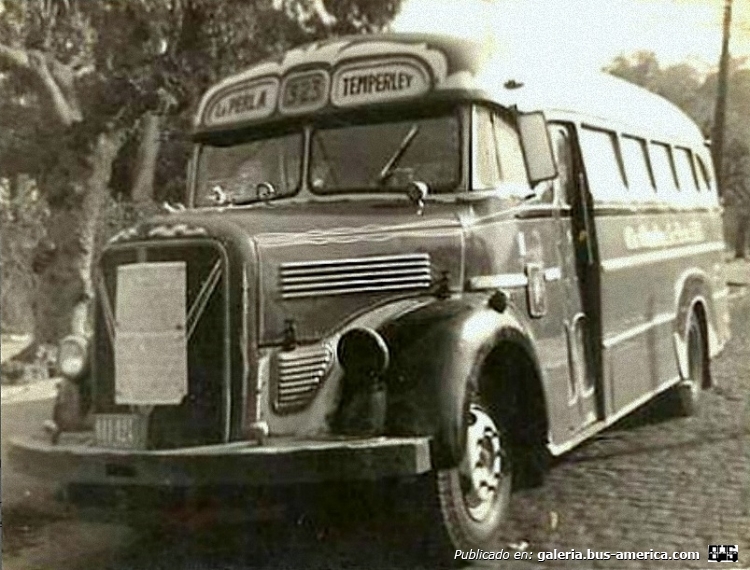 Mercedes-Benz O-3500 - Gnecco - La Perla
Línea 323 - Interno 1

Fotografía: Autor desconocido
Publicada en el Fotolog de Gonzalo Ferrín
