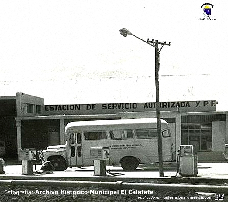 Chevrolet (G.M.C.) - Dirección Nacional de Parques Nacionales
Un ejemplar por demás de raro, se puede pensar en Carrocería El Atalaya, pero solo su luneta se corresponde, el resto difiere, el chapón es el que utilizaba La Maravilla

Fotografía: Autor desconocido
Publicada en el Facebook "Archivo Municipal Histórica El Calafate"
