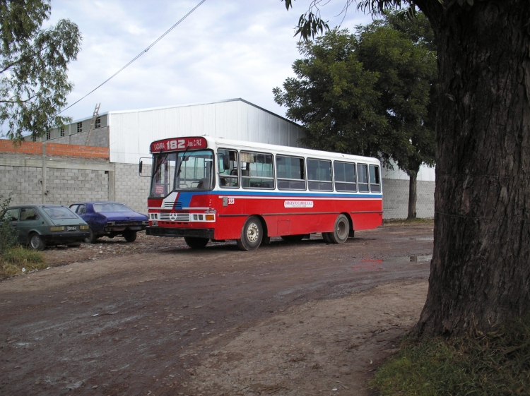 Mercedes-Benz OF 1214 - San Miguel - Sargento Cabral
B 2295765 - TPP 942
Linea 182 - Interno 123
Este coche, si bien tiene numero de linea de Capital, en realidad hace un recorrido desde J. C. Paz hasta Tortuguitas.
Palabras clave: Linea 182 Sargento Cabral San Miguel