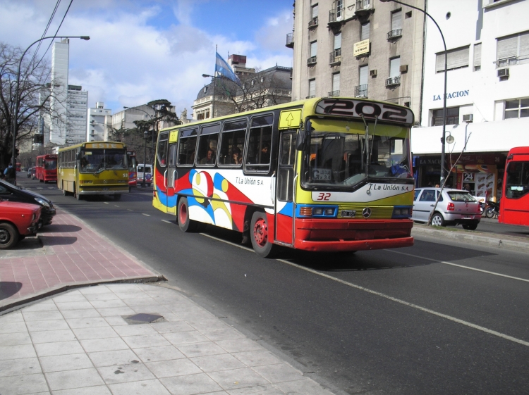 Mercedes-Benz OH 1314 - Suyai - La Unión
B 2301335 - UXK 857
Línea 202 - Interno 32
La mando porque pidieron foto del lado de las puertas
Lamentablemente, no tengo con los cortes viejos.
http://galeria.bus-america.com/displayimage.php?pos=-25541
http://galeria.bus-america.com/displayimage.php?pos=-25676
http://galeria.bus-america.com/displayimage.php?pos=-25677
