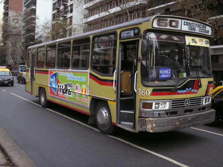 Mercedes-Benz 1318 - CND - MONSA
C 1728133 - SQN 322
Linea 60 - Interno 360
Si bien no fueron muy comunes en Capital federal los OF1318, acá vemos dos rarezas juntas. 
Palabras clave: Nueva Dimensión MONSA