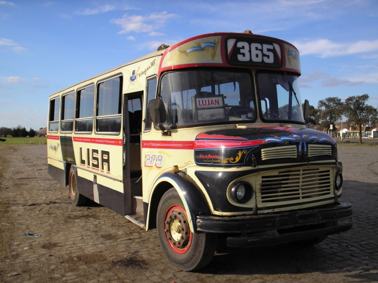 Mercedes-Benz LO 1114 - La Favorita - L.I.S.A.
Linea 365 - Interno 279
Este coche lo pesqué en Luján.
Me llamó la atención que no tuviera puerta trasera en el año 2006.
Palabras clave: LISA Linea 365 La Favorita LO1114