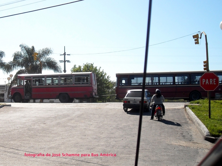 Mercedes-Benz LO 1114 - La Nueva Estrella-Ala  &  Ferroni - Corwin/Bi-Met - ERSA Paraná
ERSA, unidad de auxilio remolcando a coche con desperfectos mecanicos en transito desde Diamante a Paraná, Entre Ríos.  
[Datos de izquierda a derecha]        
