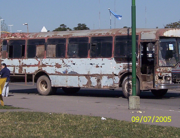 A PURO OXIDO ¡¡¡
Revisando fotos de años atras, encontre este bus que parece usan de a poco sus partes para ojalateria de aficionados...
Palabras clave: PARQUE 9 DE JULIO DIA DE LA INDEPENDENCIA