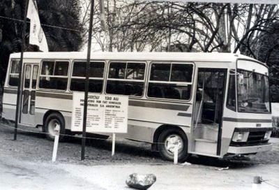 Fiat 130 AU - Bus CUTCSA (En Uruguay)
"... el Fiat que vino de Argentina en la exposición de la Rural del Prado ubicada en este barrio en Montevideo luciendo los colores de la empresa CUTCSA".

Foto del diario "El Pais", tomada de http://grupoaclo.blogspot.com. 

Palabras clave: fiat bus uruguay