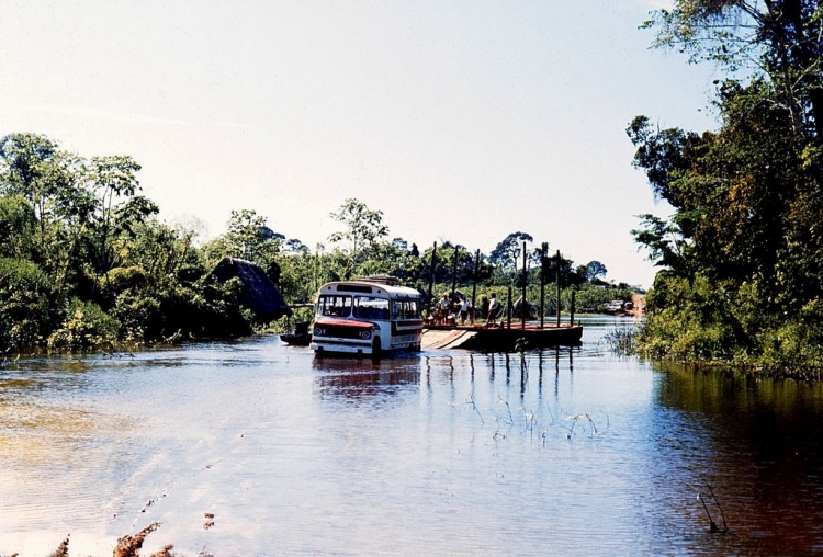 Caio D-500 - Caio Jaraguá (En Bolivia)
Foto de Freddie Adams, tomada de https://picasaweb.google.com

El epígrafe dice: "Autobús saliendo del chalán a la carretera inundada.  19 de Mayo, 1977".

(Antes o después del paseo acuático, recorrieron la carretera Riberalta-Guayará)
Palabras clave: bolivia