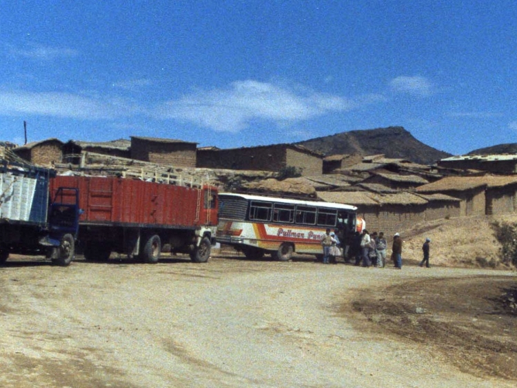 Mercerdes-Benz LO 1114 - El Detalle (en Bolivia) - Pullman Puna
Foyo subida a picasaweb.google.com por el usuario Adrián
Palabras clave: bolivia