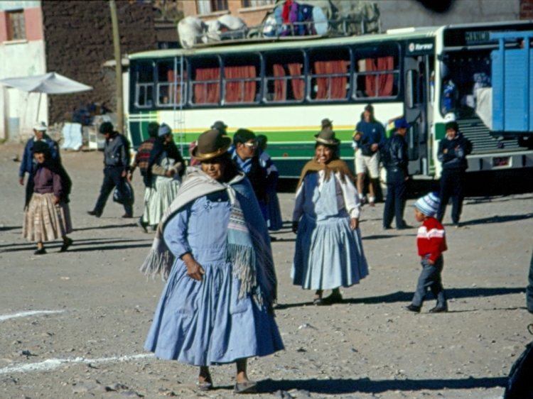 ?? - Marcopolo Torino LN (en Bolivia) - Manco Kapac
Foto de Rik Stigter, tomada de https://picasaweb.google.com
Palabras clave: bolivia