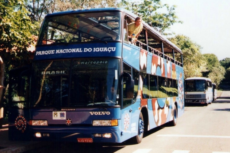 Volvo - Marcopolo - Parque Nacional do Iguaçu
¿AJQ 9232? ¿AJO 9232?

Foto de Gaston Facciotti, tomada de https://picasaweb.google.com 
Palabras clave: volvo marcopolo