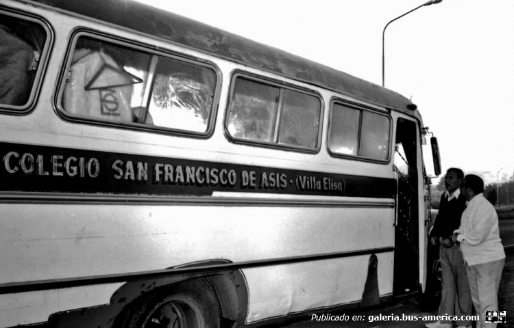 Mercedes-Benz L 312 - El Detalle - Colegio San Francisco de Asís
Fotografía: Autor desconocido
Publicada en el Facebook "Archivo Fotográfico Ministerio de Infraestructura"
