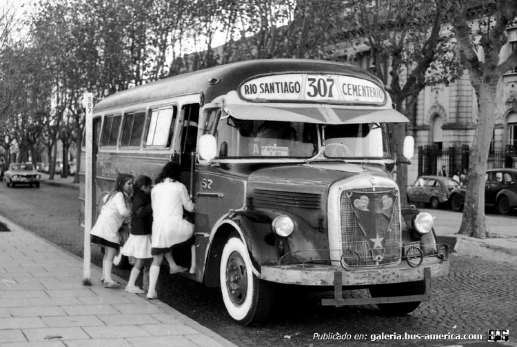Mercedes-Benz LO 911 - Cooperativa San Martín - Emp. Línea Siete
¿B 332155?

Foto: Mario Cedola.
Archivo Fotográfico del MOSP de la Prov. de Bs. As.
