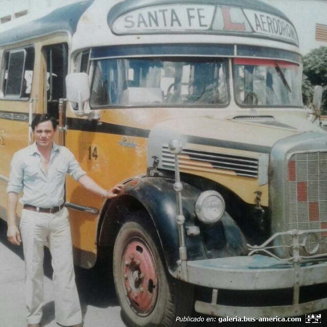 Mercedes-Benz LO 911 - Luna - Línea "L" , Coche 14 
Aquí les dejo un 911 carrocería Luna de los tantos que tenía la Línea "L" que cubría el recorrido de Santa Fe a Santo Tomé, llegando al aeropuerto.

En la fotografía: Chirola Gelves
