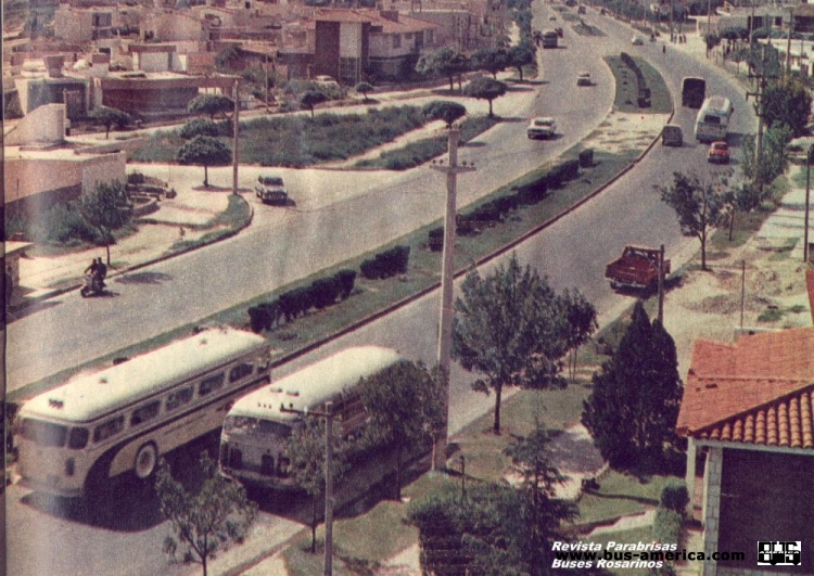Carlos Paz - Cordoba
Omnibus ABLO sobrepasando a una chanchita MB 0321
Foto Revista Parabrisas - suplemento turístico -
