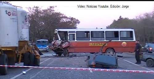 Mercedes-Benz OC 1214 - El Detalle - Escolar
Accidente en ruta
Archivo en youtube.
Imagen extractada de video noticias
Palabras clave: Accidente 
