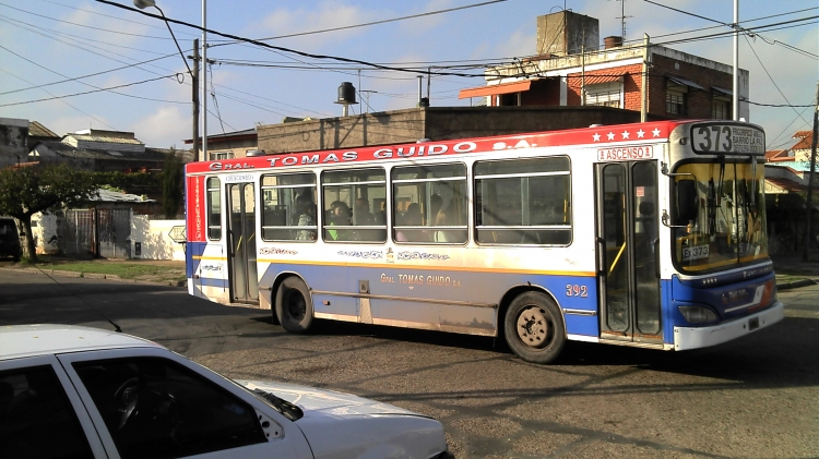 Mercedes-Benz OH 1115 - Ugarte - General Tomás Guido
Ser o No ser

En Villa Dominico circulaba este hermoso Colectivo.
Un 373 que es ex 373
Un "viejo" Tomas Guido en la "nueva" Tomas Guido.
Ser o no Ser.

Clásica librea que de a poco.... se blanquea ¿lo dije o lo pensé?
Palabras clave: Mercedes Benz Ugarte Tomas Guido 373