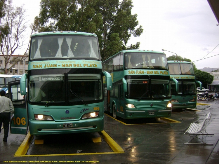 Scania - Troyano - Autotransportes San Juan-Mar Del Plata
FVB 673
Interno 106
Tres unidades de la empresa San Juan-Mar del Plata detenidas en la vieja terminal de San Luis. 
Todos están carrozados por Troyano, aunque desconozco la marca del chasis de las unidades
106 y 62, mientras que la 68 (tercera de izq a derecha) parece ser Mercedes-Benz.
(Datos de izquierda a derecha)
Palabras clave: sanjuanmardelplata san luis san juan troyano calixto