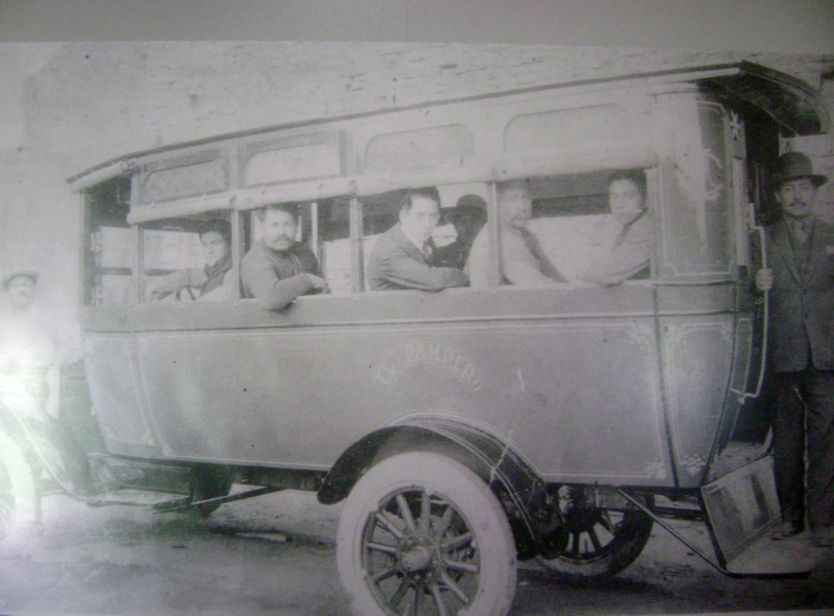 Ford TT - Carrocería Selvalles - Empresa "El Pampero"
La foto la saqué en un museo de la ciudad de San Juan, corresponde a uno 
de los primeros colectivos en circular en esa ciudad cuyana en el año 1924.

Foto: Sebastián Gutiérrez
Palabras clave: selvalles san juan el pampero
