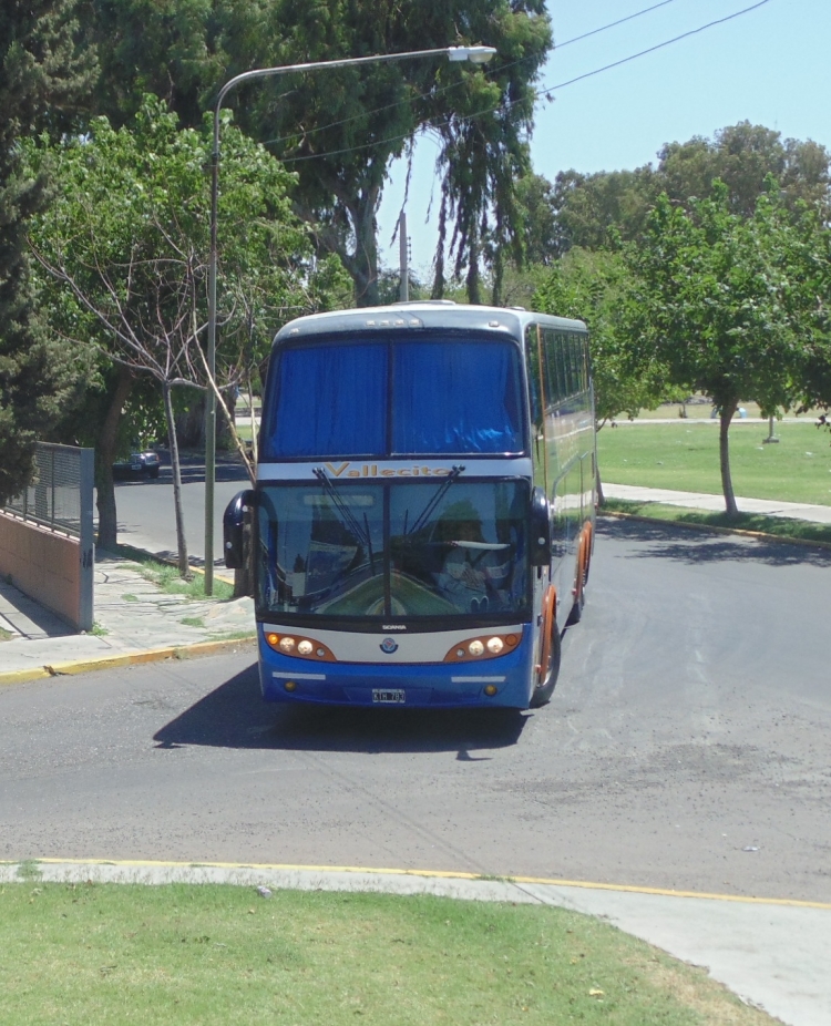 Scania - Sudamericanas - Empresa Vallecito 
KTH 783
Interno 36
Vista de frente, mientras el coche ingresa a la Terminal de San Juan.
Foto: Sebastián Gutiérrez
Palabras clave: Scania Carrocerías Sudamericanas Vallecito SRL San Juan