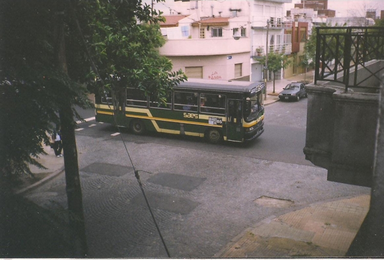 Mercedes-Benz OH 1314 - San Miguel - S.A.E.S.
Línea 85 - Interno 8
Foto de principios del 2000, cuando aún coches como este circulaban 
en la 85; de estos San Miguel sólo recuerdo que el estado de los mismos 
ya exigía una pronta renovación, aún así todos los días cumplían su misión 
de unir Ciudadela Norte con el Balneario de Quilmes, les guardo cierto afecto 
por haber viajado en ellos oyendo el tronar de sus motores.
Palabras clave: SAES SOCIEDAD ANONIMA EXPRESO SUDOESTE 85 SAN MIGUEL