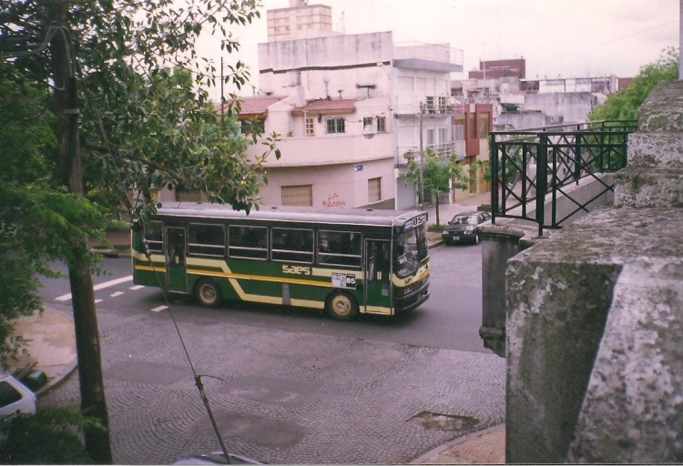 Mercedes-Benz OH 1314 - San Miguel - S.A.E.S.
Línea 85 - Interno 109
Otro de los San Miguel con los que contaba la 85,ya para esa 
época toda esta tanda de coches (los San Miguel, los Bus 
palanqueros, uno o dos Diseños no se si había otro en la repartija) 
ya estaban pidiendo pista y como verán, su estado no era superlativo,
apenas si cumplían con su tarea y gracias.
Palabras clave: SAES SOCIEDAD ANONIMA EXPRESO SUDOESTE 85 SAN MIGUEL