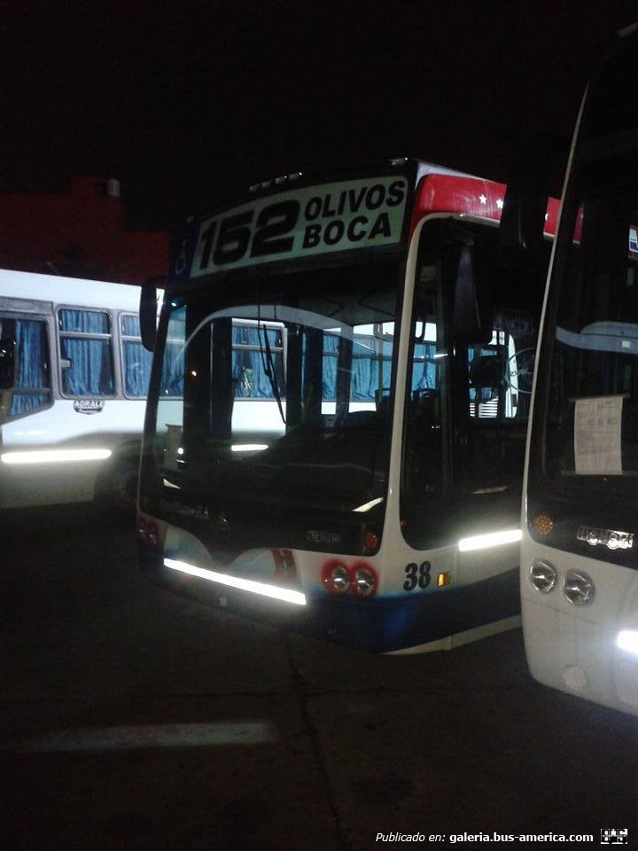 Agrale MT 17.0 LE - Nuovobus - Tandilense 
Línea 152 - Interno 38
Primero (de 6 en teoría) Nuovobus Menghi Agrale para la Tandilense. Particularidad de vidrios sellados y puerta delantera de 4 hojas.

Foto de Marcelo Piñon (Facebook)

http://galeria.bus-america.com/displayimage.php?pid=37088
http://galeria.bus-america.com/displayimage.php?pid=37089
http://galeria.bus-america.com/displayimage.php?pid=37090
http://galeria.bus-america.com/displayimage.php?pid=37091
Palabras clave: TANDILENSE MENGHI NUOVOBUS AGRALE