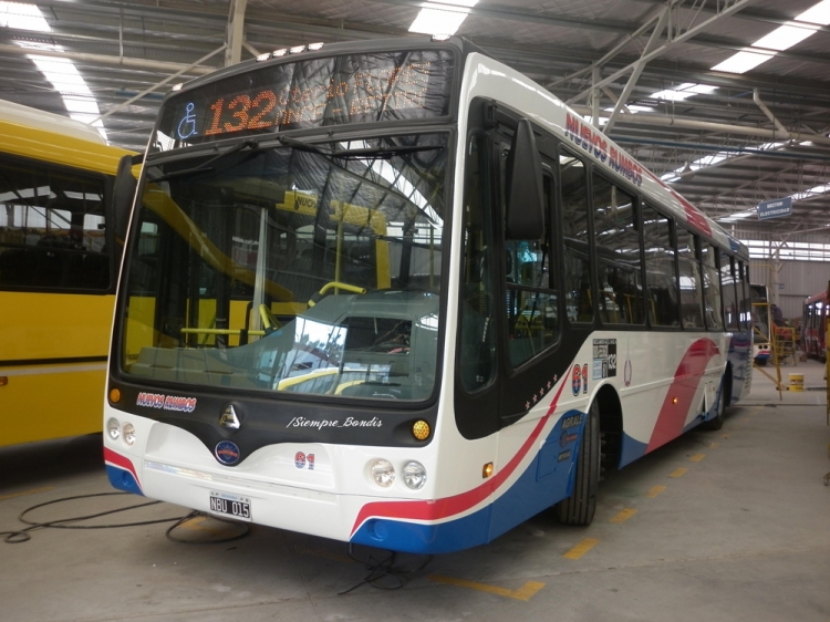 Agrale MT 17.0 LE - Nuovobus - Nuevos Rumbos
NBU 015
Línea 132 - Interno 61
Les dejo otra toma de otro de los varios Menghi Agrale que 
van a Nuevos Rumbos.
Mucho revuelo causo la llegada de Agrale a Nuevos Rumbos 
por la "dudosa" calidad de Agrale, pero a mi gusto, tienen una 
mecánica superior al OH 1718 L SB/62 de Mercedes-Benz.

http://galeria.bus-america.com/displayimage.php?pid=40818
Palabras clave: Nuovobus Nuevos Rumbos