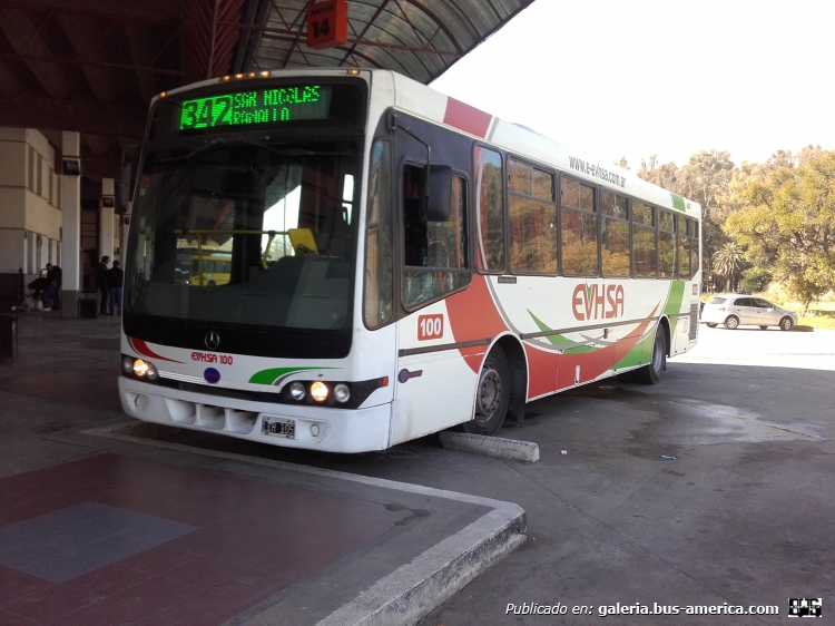 Mercedes-Benz OH1518 (Alargado) - Nuovobus Media Distancia - E.V.H.S.A.
LIH105 
Foto 1: [url=https://bus-america.com/galeria/displayimage.php?pid=49382]https://bus-america.com/galeria/displayimage.php?pid=49382[/url]
Foto 3: [url=https://bus-america.com/galeria/displayimage.php?pid=49384]https://bus-america.com/galeria/displayimage.php?pid=49384[/url]
Foto Interior: [url=https://bus-america.com/galeria/displayimage.php?pid=49385]https://bus-america.com/galeria/displayimage.php?pid=49385[/url]
Foto 4: [url=https://bus-america.com/galeria/displayimage.php?pid=49381]https://bus-america.com/galeria/displayimage.php?pid=49381[/url]

Línea 342 (Prov. Buenos Aires), interno 100

Hasta donde se, es único. Ambas puertas pantograficas se abren hacia afuera y atrás. Musica/radio en toda la unidad, aire acondicionado, asientos grammers altos.
Además esta empresa tiene 2 OH1518 con puertas convencionales que les mostraré próximamente.
Palabras clave: Mercedes-Benz OH1518 Alargado Nuovobus media distancia EVHSA EVH E.V.H. E.V.H.S.A.