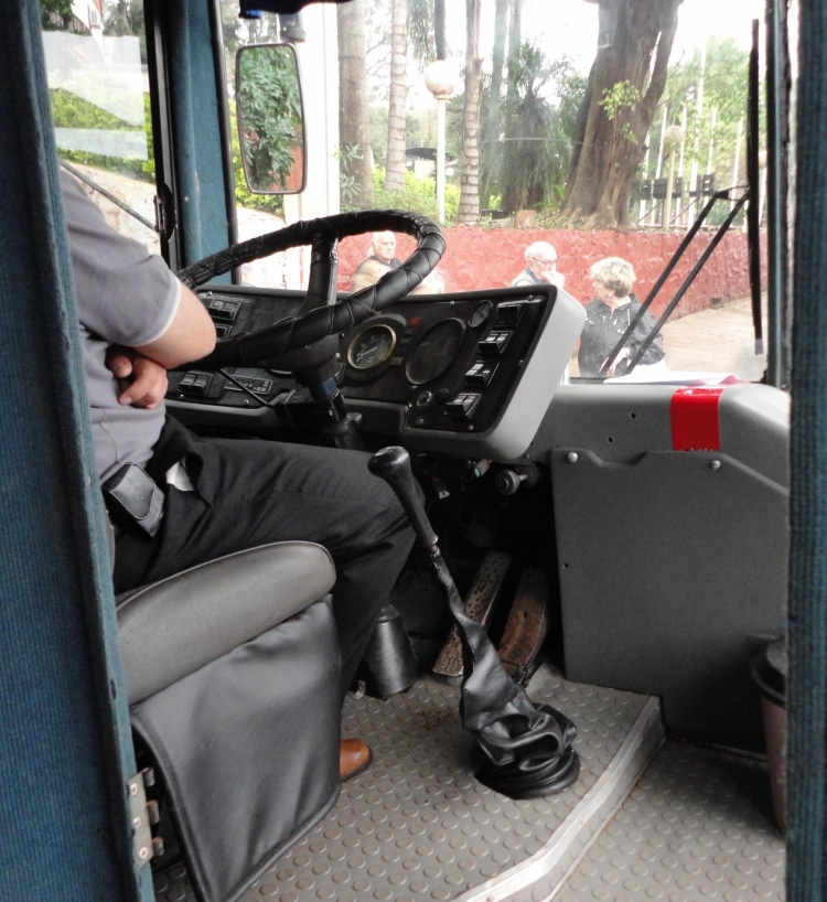 Mercedes-Benz - Ugarte - Turismo Cuenca Del Plata
C 1756983 - TZY 356
Puesto de conducción / con cabina....

http://galeria.bus-america.com/displayimage.php?pid=31944
