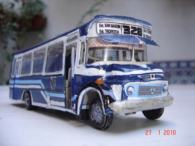 LO 1114- CARROCERIA ALCORTA  [repdroducción en miniatura]
Maqueta de la empresa villa Bosch, carrozado por Alcorta, escala 1:50aprox. materiales reciclados
Palabras clave: ALCORTA