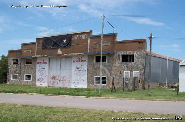 Expreso Azul del Rio Uruguay
Taller y galpón del Expreso Azúl del Rio Uruguay

Fotógrafo: Daniel Campana

Se puede conocer la historia de esta empresa en nuestra sección Revista Bus Améruca: [url=https://revista.bus-america.com/Notas/ExpAzul/ExpAzul.php]Expreso Azul, una parte de historia[/url]
