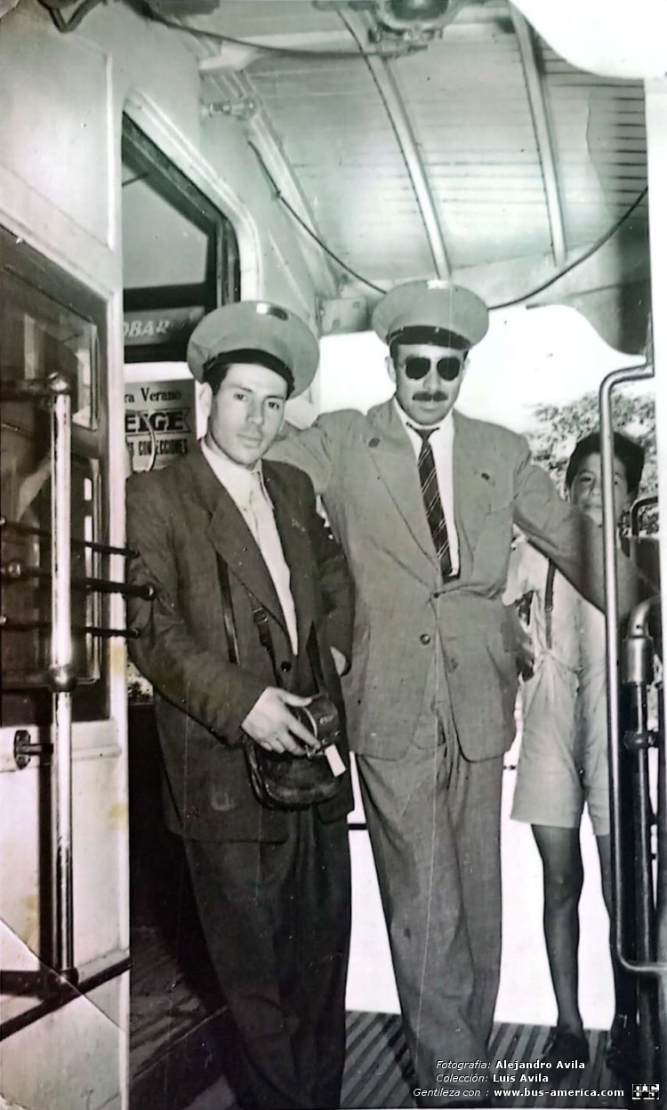 (en Argentina) - Cía. Constructora Tramways Eléctricos de Córdoba
Línea 2 (Córdoba)

En la fotografía: Alejandro Avila (guarda, a izquierda) & Gramjo (motorman, a derecha)
Colección y gentileza: Luis Avila
