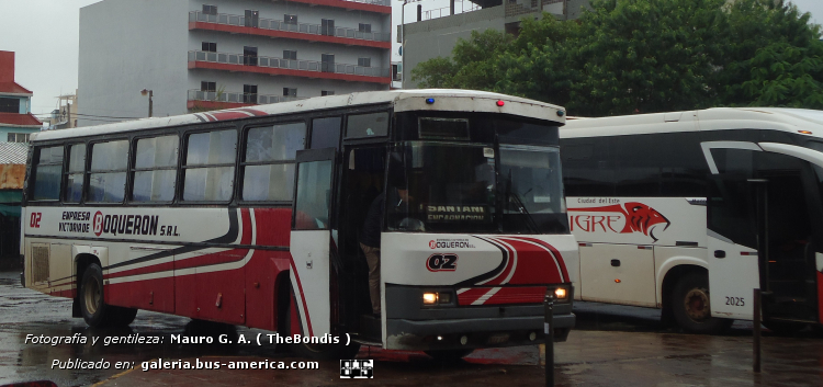 Mercedes-Benz OHL 1420 - Cametal Jumbus II (en Paraguay) - Victoria de Boqueron
NAA 838
[url=https://bus-america.com/galeria/displayimage.php?pid=65852]https://bus-america.com/galeria/displayimage.php?pid=65852[/url]
[url=https://bus-america.com/galeria/displayimage.php?pid=65860]https://bus-america.com/galeria/displayimage.php?pid=65860[/url]

Victoria de Boqueron, unidad 02 [2021-2024...]
Boqueron [¿?-2019]

Fotografía y gentileza: "The Bondis" ( thebondis.blogspot.com - Mauro G.A.) 


Una flor de fotos que gentilmente nos aporta Mauro del sitio web The Bondis.
Esta unidades si no le erro de 0 km cruzaban la frontera como serivicio diferencial  interurbano. Lo que vengo a anoticiarme es que sería un producto integral de Cametal.
