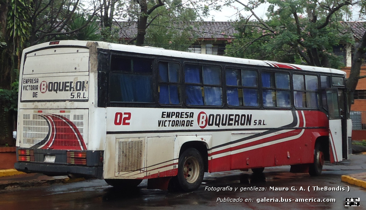 Mercedes-Benz OHL 1420 - Cametal Jumbus II (en Paraguay) - Victoria de Boqueron
NAA 838
[url=https://bus-america.com/galeria/displayimage.php?pid=65851]https://bus-america.com/galeria/displayimage.php?pid=65851[/url]
[url=https://bus-america.com/galeria/displayimage.php?pid=65860]https://bus-america.com/galeria/displayimage.php?pid=65860[/url]

Victoria de Boqueron, unidad 02 [2021-2024...]
Boqueron [¿?-2019]

Fotografía y gentileza: "The Bondis" ( thebondis.blogspot.com - Mauro G.A.) 


Una flor de fotos que gentilmente nos aporta Mauro del sitio web The Bondis.
Esta unidades si no le erro de 0 km cruzaban la frontera como serivicio diferencial  interurbano. Lo que vengo a anoticiarme es que sería un producto integral de Cametal.

