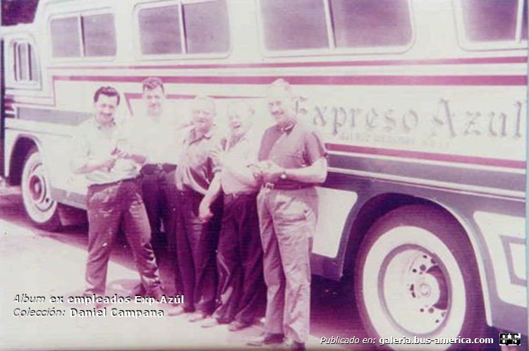 Aclo Regal VI - El Halcón - Exp.Azul del Rio Uruguay
En la fotografía de derecha a izquierda:  Alberto Sebastian Podestá [1º], José Lorenzo Presas Sagastume "Ruano" [3º]
Album de ex empleados del Expreso Azul
Colección: Daniel Campana 

Se puede conocer la historia de esta empresa en nuestra sección Revista Bus Améruca: [url=https://revista.bus-america.com/Notas/ExpAzul/ExpAzul.php]Expreso Azul, una parte de historia[/url]
