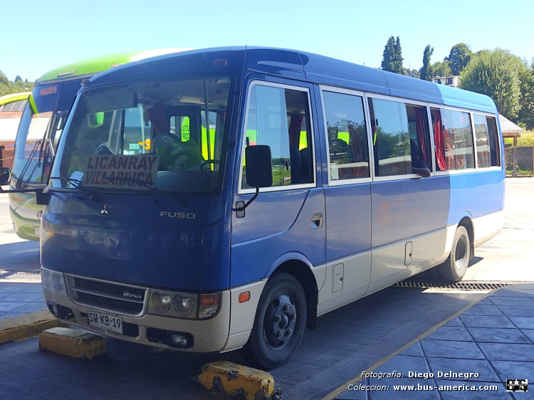 Mitsubishi Fuso Rosa (en Chile) - Buses Coñaripe
SW KB 19

Buses Coñaripe (Reg.Los Ríos)


Fotografía y gentileza: Diego Delnegro
