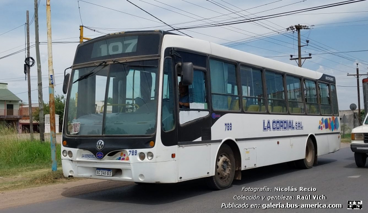 Volkswagen 15.190 OD - Nuovobus Menghi - La Cordial
AC 146 GI
[url=https://bus-america.com/galeria/displayimage.php?pid=60590]https://bus-america.com/galeria/displayimage.php?pid=60590[/url]

Línea 107 (Resistencia), interno 789


Fotografía: Nicolás Recio
Gentileza: Raúl Vich

Cortes de pintura que este viernes empezarán a ir desapareciendo, con la implementación del nuevo sistema, si se cumplen las fechas
