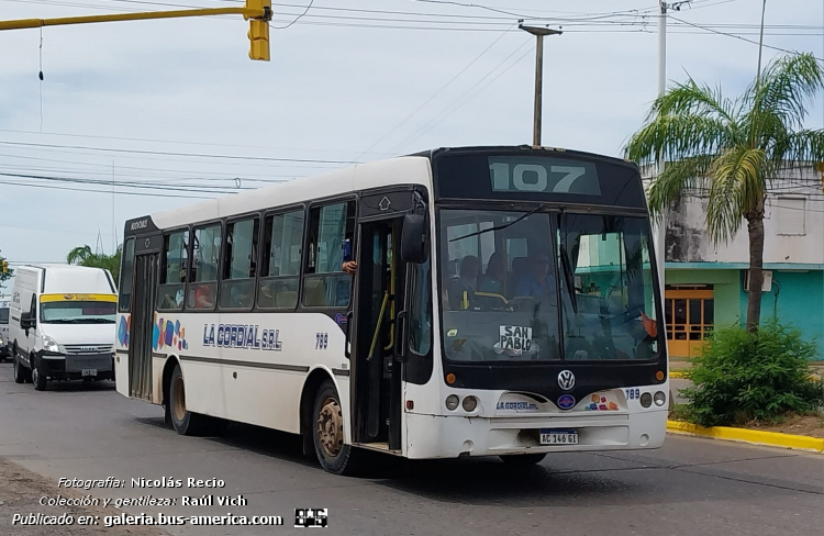 Volkswagen 15.190 OD - Nuovobus Menghi - La Cordial
AC 146 GI
[url=https://bus-america.com/galeria/displayimage.php?pid=60591]https://bus-america.com/galeria/displayimage.php?pid=60591[/url]

Línea 107 (Resistencia), interno 789


Fotografía: Nicolás Recio
Gentileza: Raúl Vich

Cortes de pintura que este viernes empezarán a ir desapareciendo, con la implementación del nuevo sistema, si se cumplen las fechas
