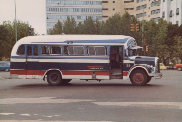 Mercedes-Benz LO 911 - La Favorita - Línea 23
Línea 23 (Buenos Aires), interno 39
Ex línea 189 (Buenos Aires), interno ¿?
¿Ex línea 373 (Prov.Buenos Aires)?


Fotógrafo: Aldo Daneri
Colección y gentileza: Anibal Trasmonte
