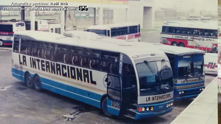 Scania K 112 - DIC Megadic 380 - La Internacional
La Internacional, interno 202

Fotografía y gentileza: Raúl Vich
