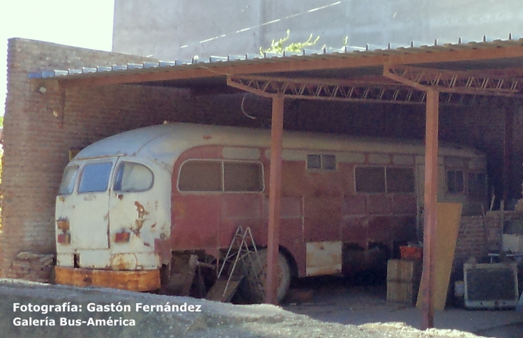 Ford Thames Trade - Wayne SMI-2908 (ensamblado en Argentina)
Vieja unidad, que fue un fracaso en nuestro transporte, hoy en el sur argentino

Fotografía: Gastón Fernández
Palabras clave: GF